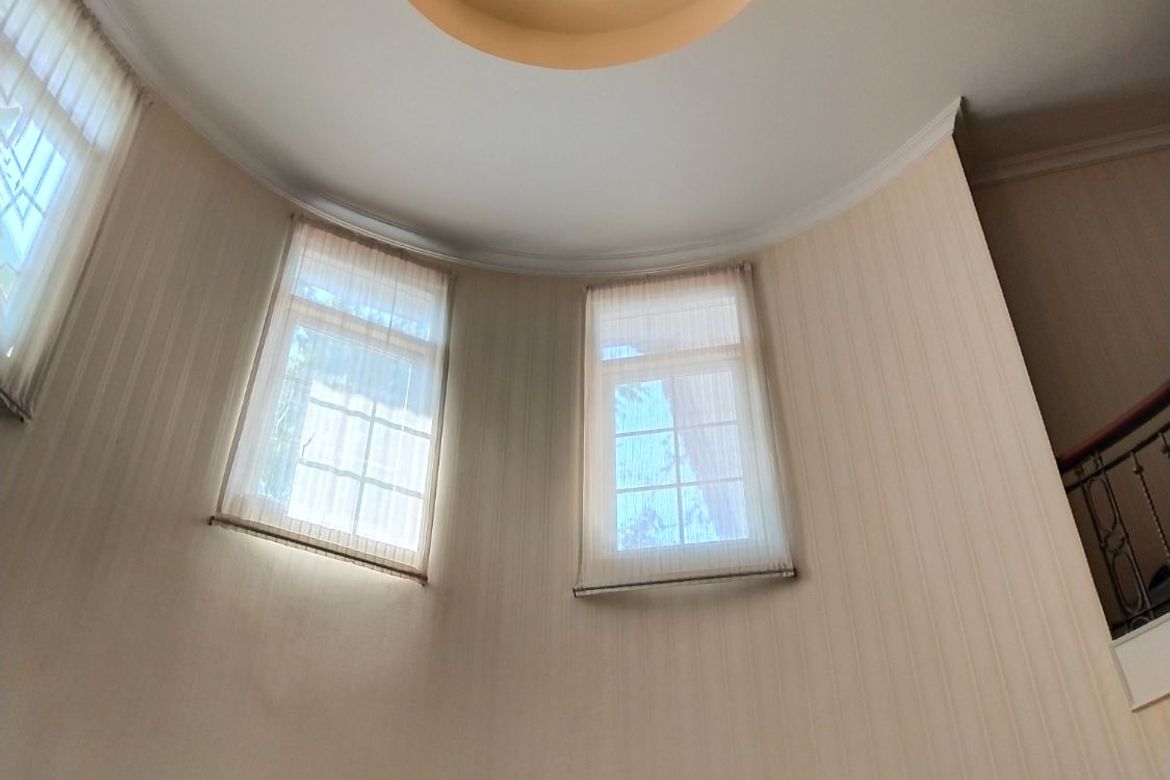 นาราสิริ สาทร-วงแหวน 129.2 ตร.ว. บ้านเดี่ยวหรูสไตล์อิตาเลียนจาก แสนสิริ บนทำเลศักยภาพ ริมถนนกาญจนาภิเษก เยื้องโรงเรียนเลิศหล้ากาญจนาภิเษก พื้นที่ใช้สอย : 320 ตร.ม. ห้องนอน : 4 ห้องน้ำ : 4 . ราคา : 14.5 ล้านบาท .