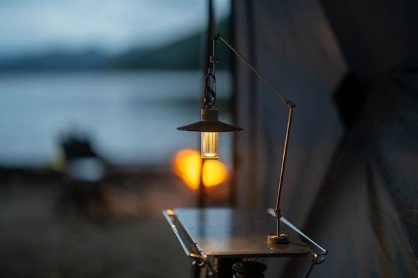 A light on a table

AI-generated content may be incorrect.