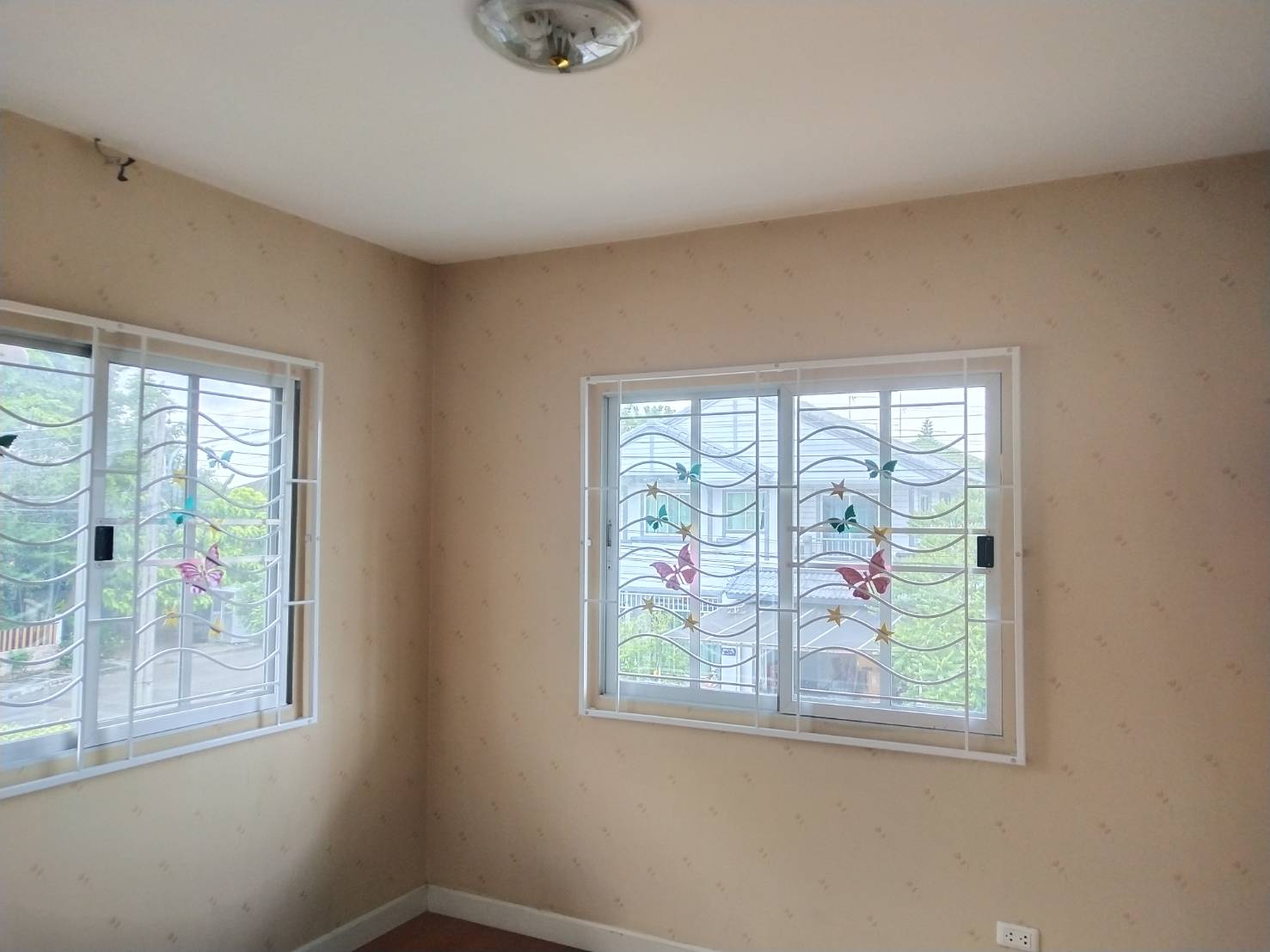 **ขายแล้ว** ขายบ้านเดี่ยว 2 ชั้น ม.พฤกษ์ลดา-พุทธสาคร (สาย4 ตัดใหม่) เจ้าของโครงการ : แลนด์แอนด์เฮ้าส์ - เนื้อที่ 55.8 ตร.ว. - พื้นที่ใช้สอย 136 ตร.ม. - ขนาด 3 ห้องนอน 2 ห้องน้ำ