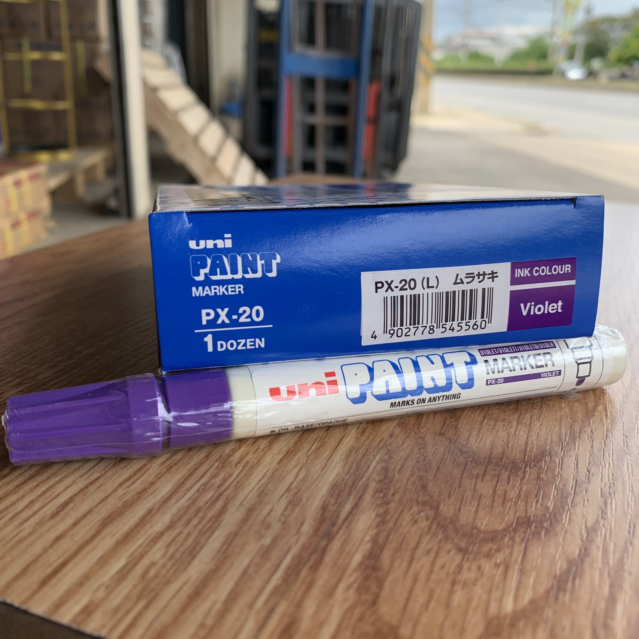 ปากกาน้ำมัน UNIPAINT PX-20