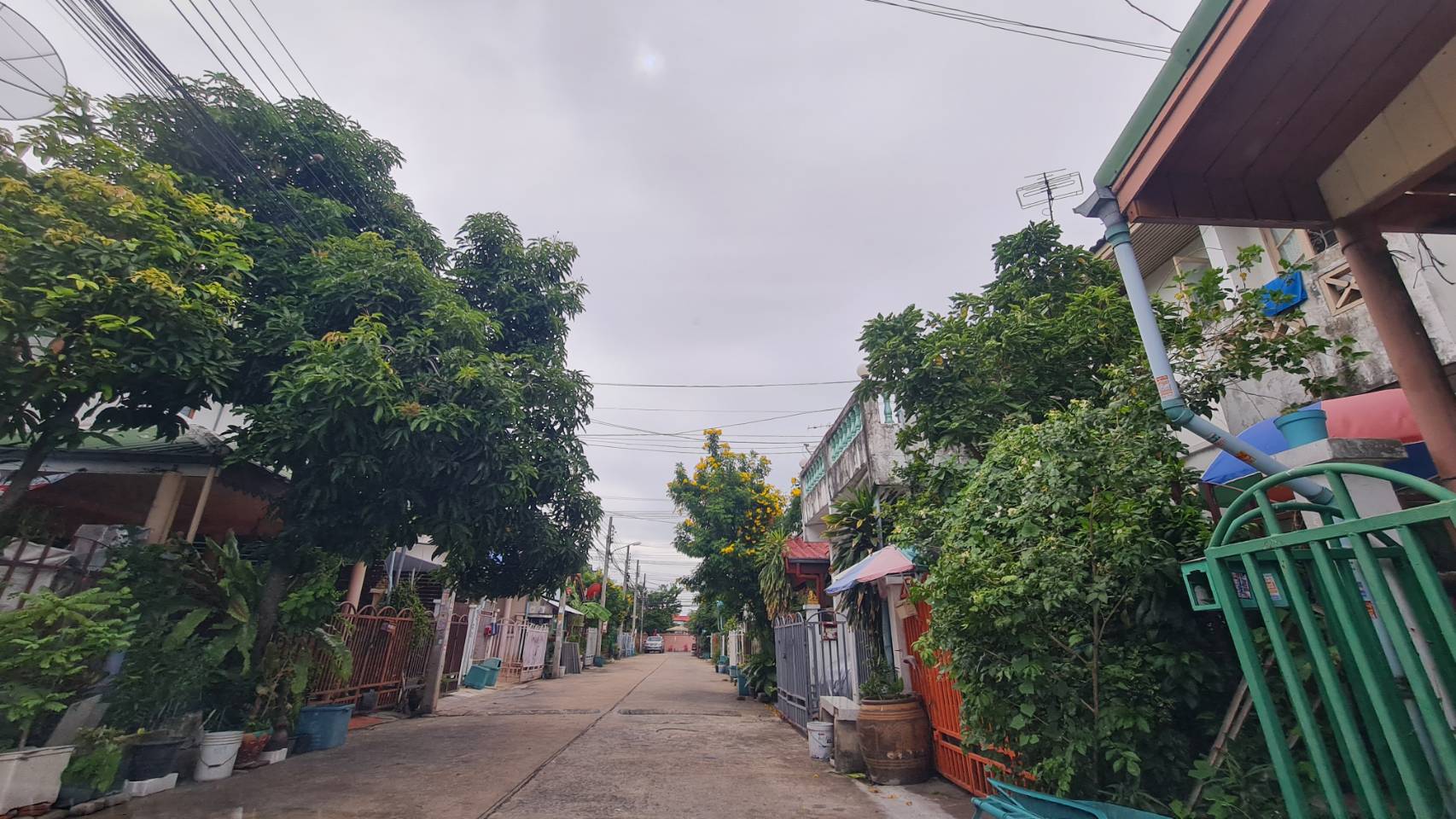 ขายทาวน์เฮ้าน์ หมู่บ้าน ลัดดาวิลล์ บางบัวทอง 2 ชั้น เนื้อที่ 17.50 ตรว. ทำเลดี บางกรวย -ไทรน้อย ตำบล บางบัวทอง ทาวน์เฮ้าส์ 2 ชั้น มี 3 ห้องนอน, 2 ห้องน้ำ, 1 ห้องครัว, 1 ห้องโถงนั่งเล่น, 1 ที่จอดรถ เนื้อที่ : 17.50 ตารางวา