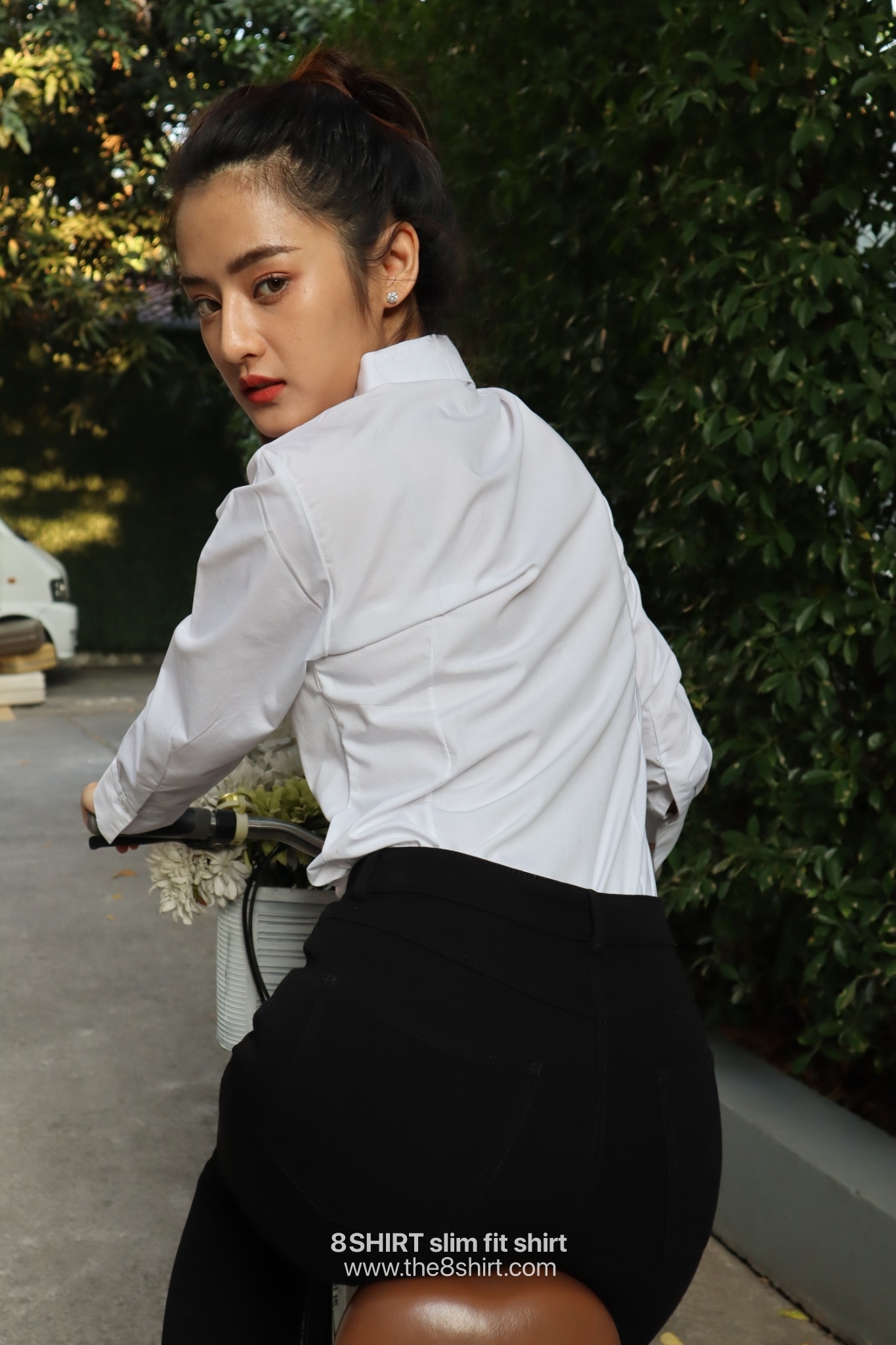 เสื้อเชิ้ตผู้หญิงสีขาว ออฟไวท์ สลิมฟิต เข้ารูป แขนยาว เสื้อเชิ้ตทำงาน เสื้อยูนิฟอร์ม แบรนด์ 8SHIRT slim fit shirt พร้อมส่ง