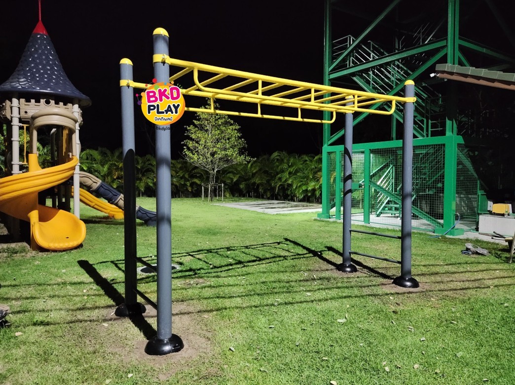 เครื่องออกกำลังกาย กลางแจ้ง ชุดอุปกรณ์ บริหารแขน หน้าอก หัวไหล่ แบบบาร์โหน เหนือศรีษะ ลานกีฬา อเนกประสงค์ สนามกีฬา ขนาด 91 x 300 x 245 ซม.