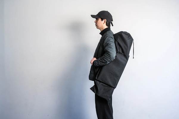 A person in a black hat carrying a large black bag

AI-generated content may be incorrect.