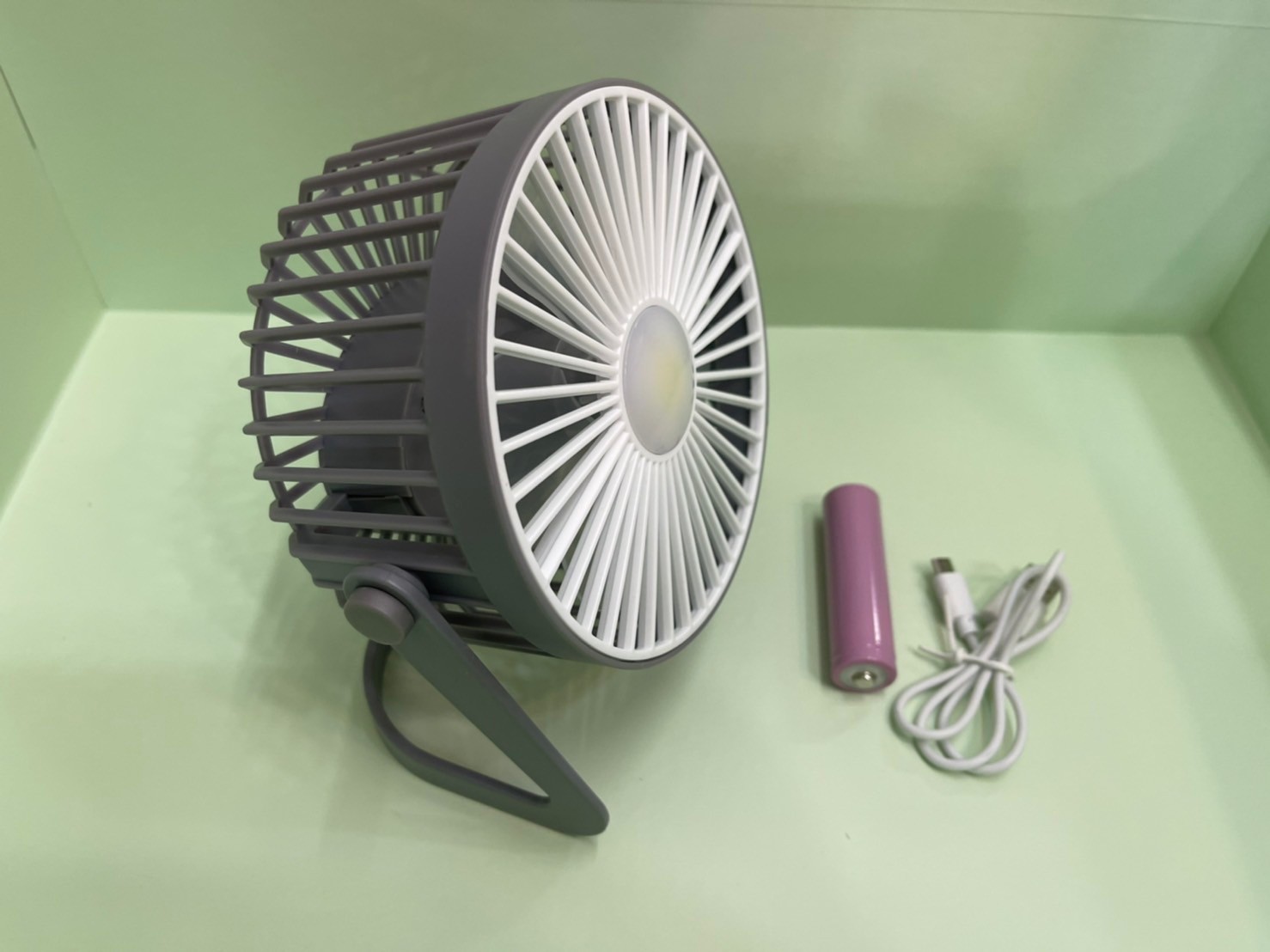 พัดลมชาร์จ พร้อมถ่าน+ สายชาร์จ USB YT-M2030 ขนาดเส้นผ่านศูนย์กลาง 13 Cm คละสี