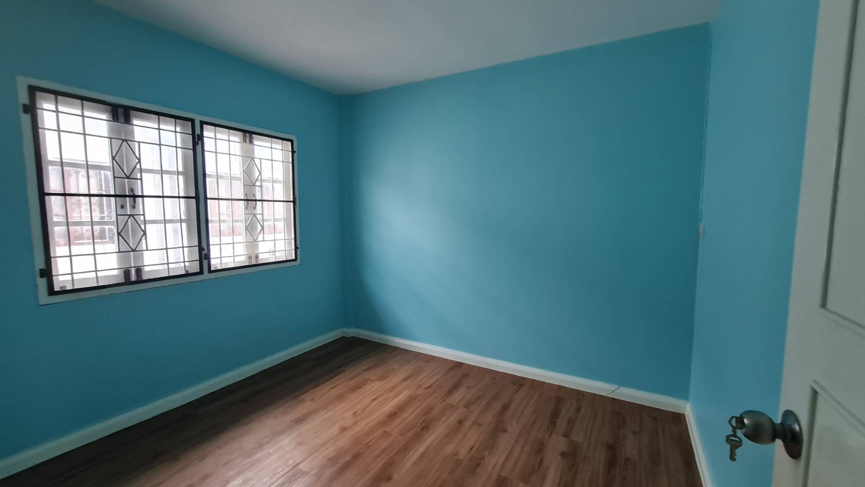 ขายทาวน์เฮ้าน์ หมู่บ้าน ลัดดาวิลล์ บางบัวทอง 2 ชั้น เนื้อที่ 17.50 ตรว. ทำเลดี บางกรวย -ไทรน้อย ตำบล บางบัวทอง ทาวน์เฮ้าส์ 2 ชั้น มี 3 ห้องนอน, 2 ห้องน้ำ, 1 ห้องครัว, 1 ห้องโถงนั่งเล่น, 1 ที่จอดรถ เนื้อที่ : 17.50 ตารางวา