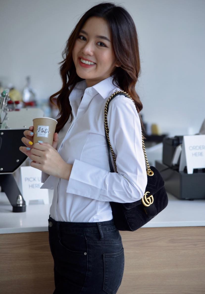 เสื้อเชิ้ตผู้หญิงสีขาว ออฟไวท์ สลิมฟิต เข้ารูป แขนยาว เสื้อเชิ้ตทำงาน เสื้อยูนิฟอร์ม แบรนด์ 8SHIRT slim fit shirt พร้อมส่ง