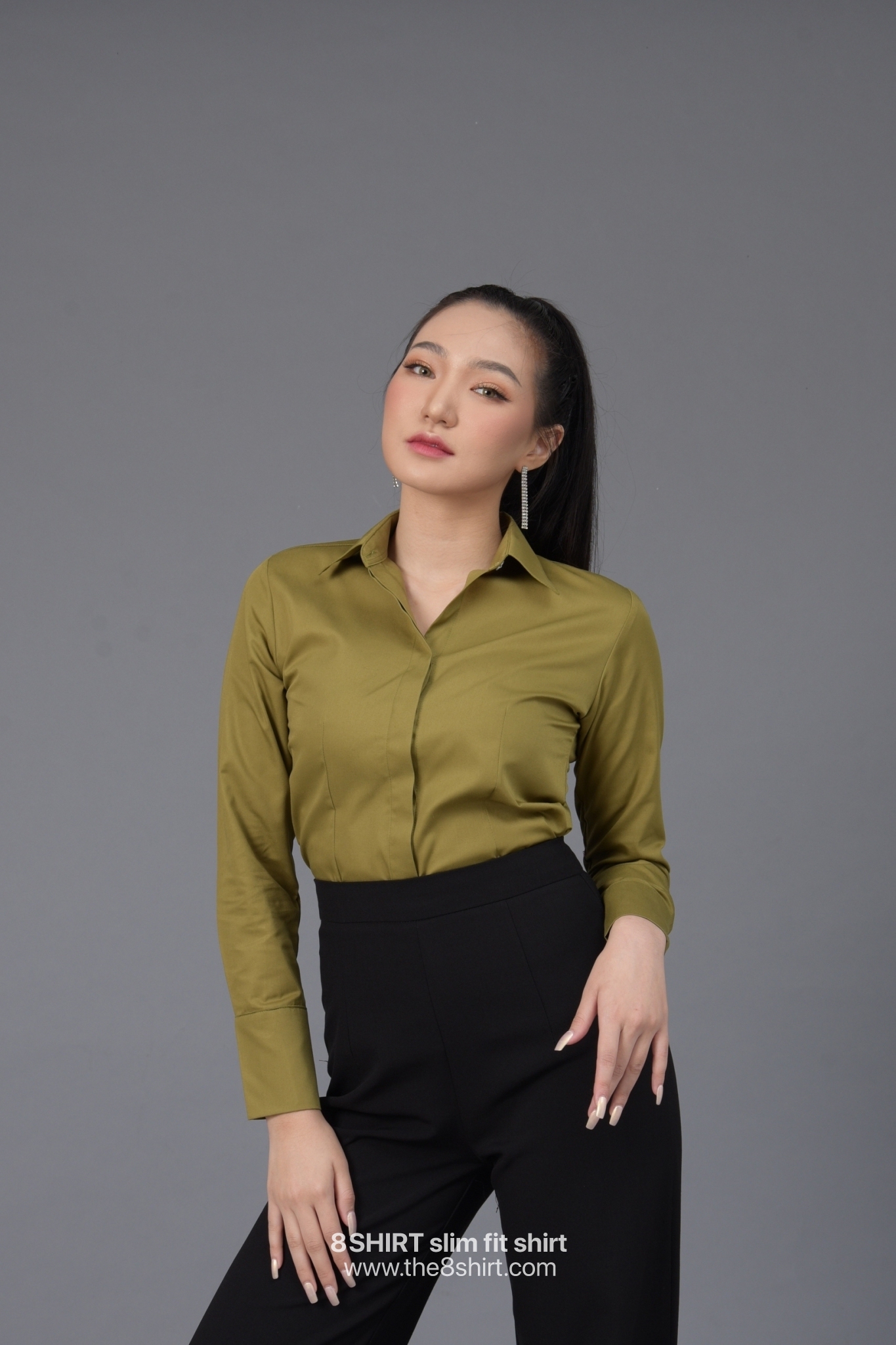เสื้อเชิ้ตผู้หญิง สีเขียวขี้ม้า (Dark Olive green) สลิมฟิต เข้ารูป แขนยาว เสื้อเชิ้ตทำงาน เสื้อยูนิฟอร์ม แบรนด์ 8SHIRT slim fit shirt พร้อมส่ง