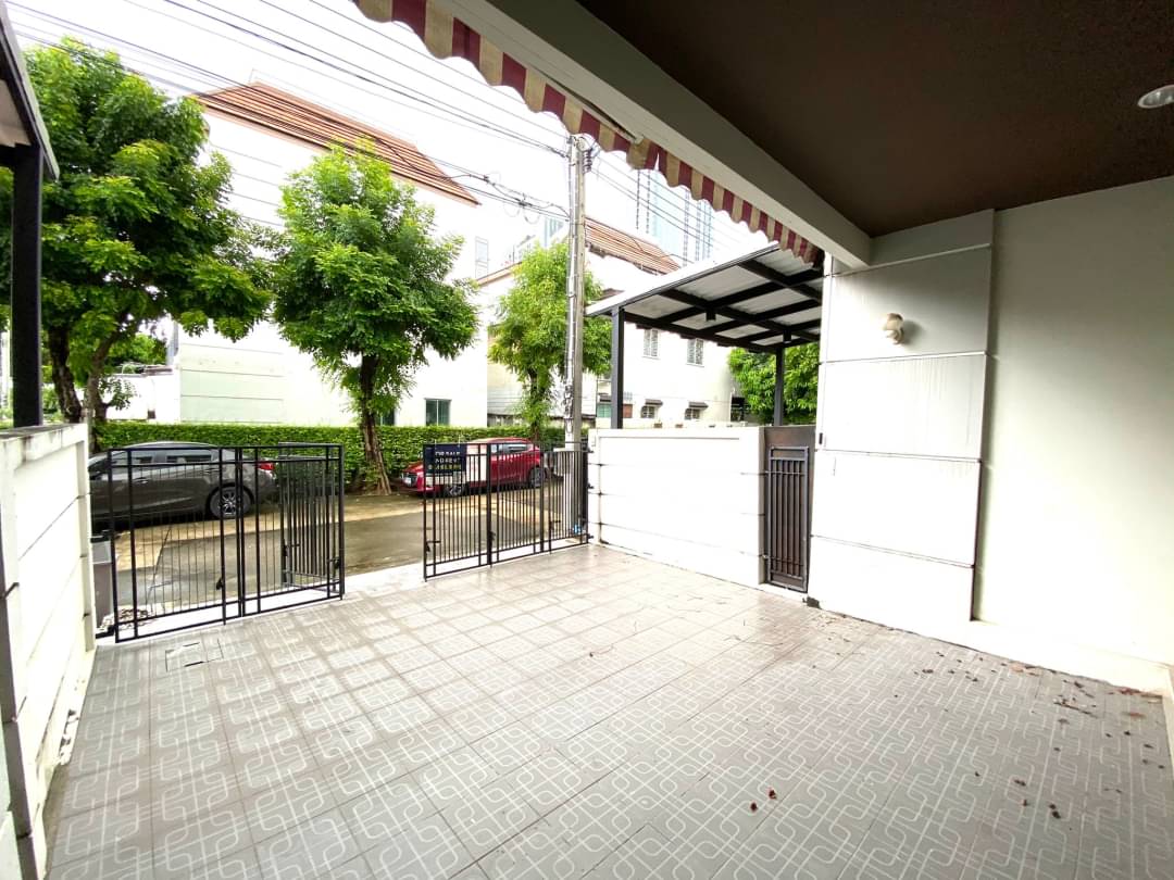 ขายบ้านกลางเมือง สาทร ตากสิน1 ใกล้สถานีรถไฟฟ้า วุฒากาศ ทาวน์โฮม ขนาด 23 ตรว 3 นอน 3 น้ำ