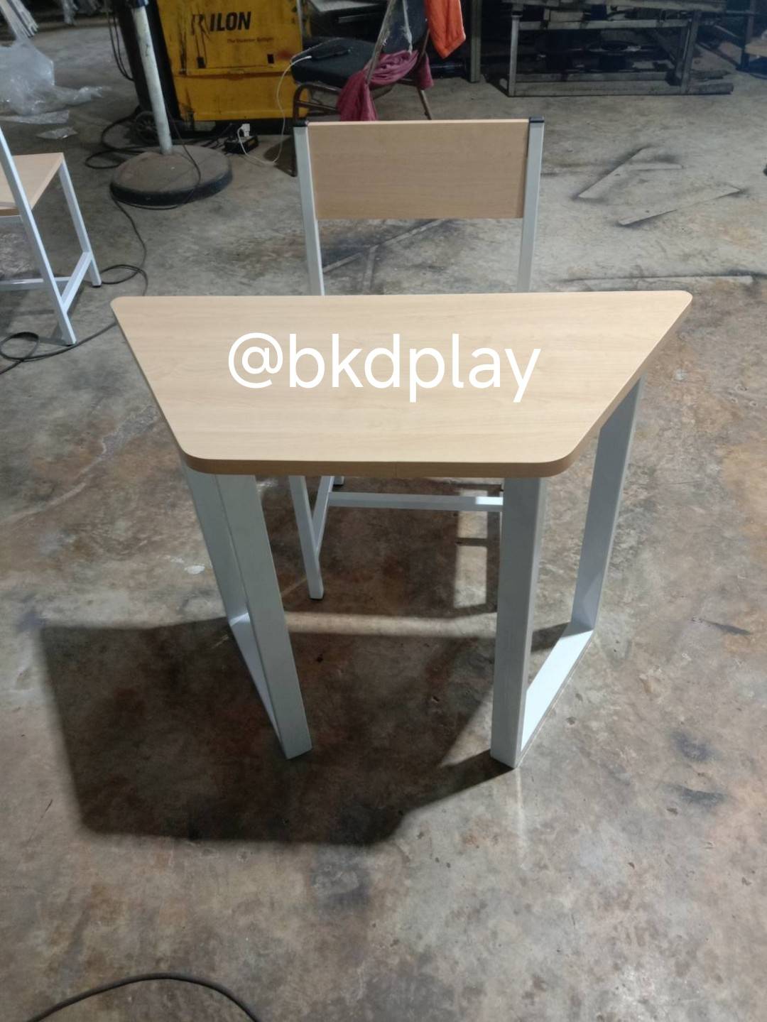 โต๊ะไม้เรียนเดี่ยวสี่เหลี่ยมคางหมูพร้อมเก้าอี้ โต๊ะไม้ขาเหล็ก สั่งทำตามสีและขนาดได้ ขนาดโต๊ะ 90x45x75 ซม. ขนาดเก้าอี้ 38x40x45 ซม.