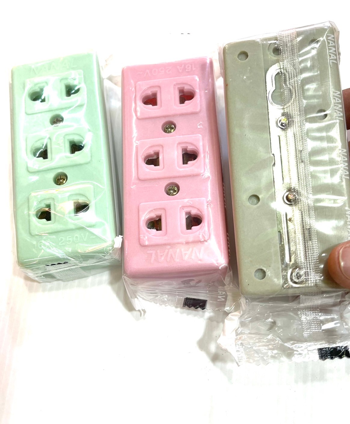 ปลั๊ก3 ที่ลอย ทองเหลือง ยี่ห้อ NANAL คละสี