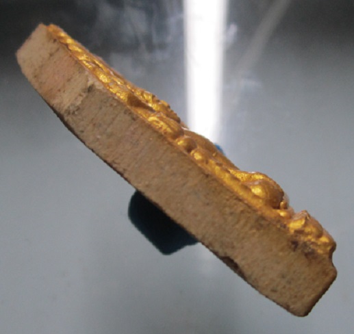 พระขุนแผนหน้าลงทอง หลัง กุมารถือถุงเงิน ไม่ทราบที่