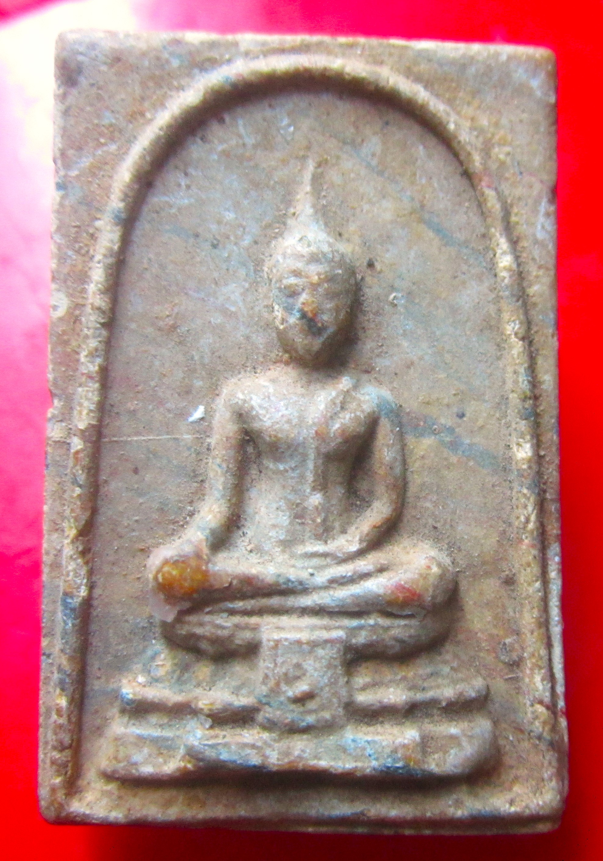 พระผงสายรุ้ง หลวงพ่อแสน วัดเกาะ ปี2516 องค์ที่2