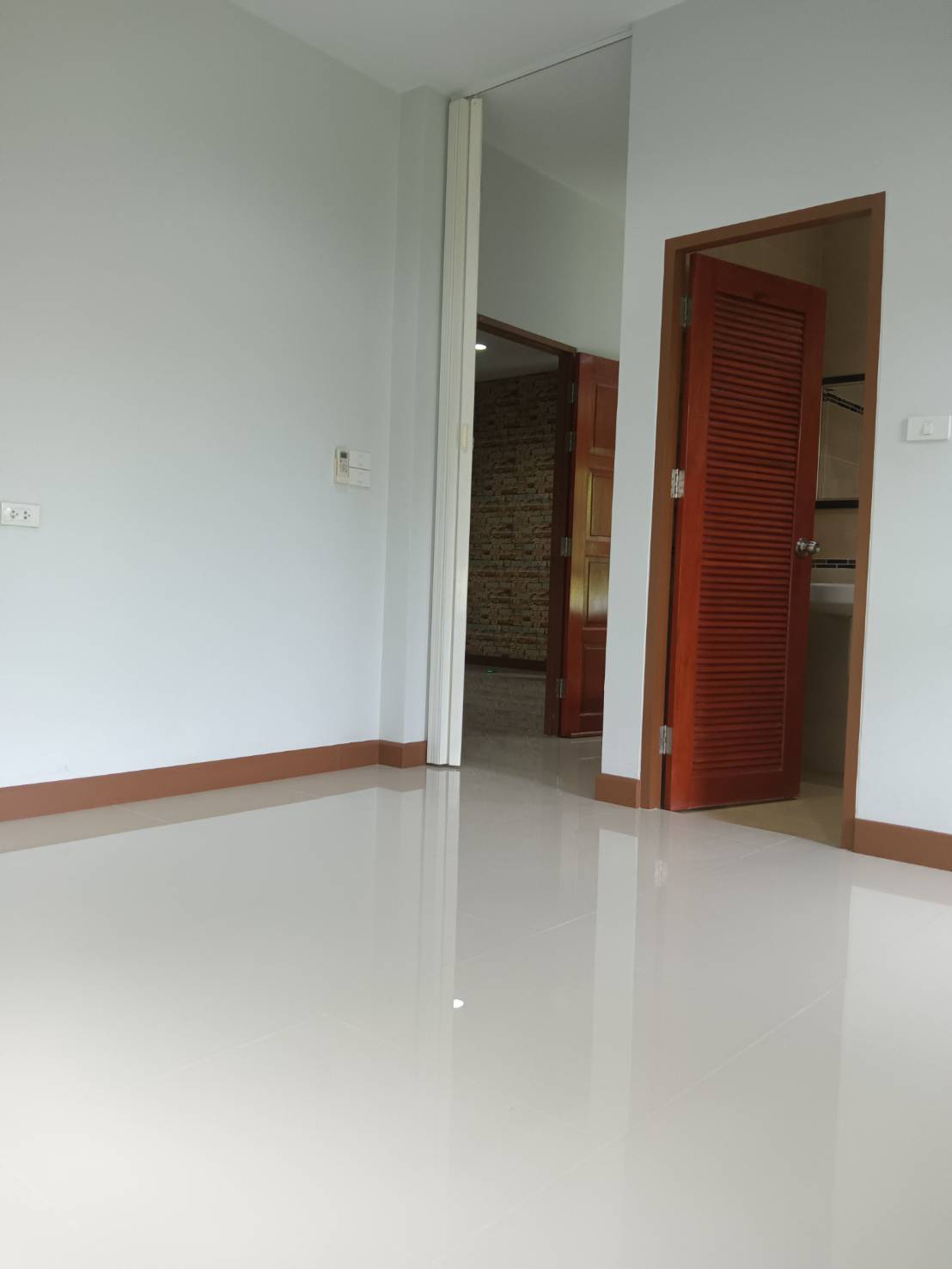 บ้านเดี่ยวหมู่บ้าน The Privacy ถนนพุทธมณฑลสาย7 เนื้อที่ 69.6 ตารางวา พื้นที่ใช้สอย 192 ตารางเมตร มี 2 ห้องนอนใหญ่ 3 ห้องน้ำ แอร์ 4 ตัว