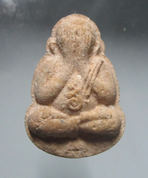 พระปิดตาเนื้อผงท้องอุโลม หลัง ยันต์แถว จ.จาน ไม่ทราบที่