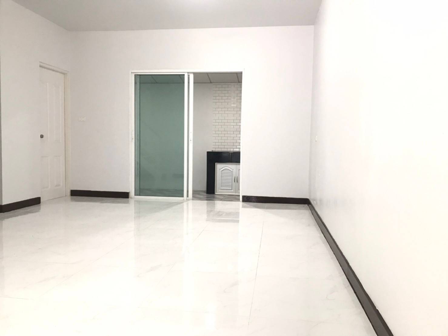 ขายทาวเฮ้าส์ เดอะคัลเลอร์ ลำลูกกาคลอง4 20.7 ตร.ว. ปรับปรุงใหม่ ทั้งหลัง 2 ชั้น 3 นอน 2 น้ำ