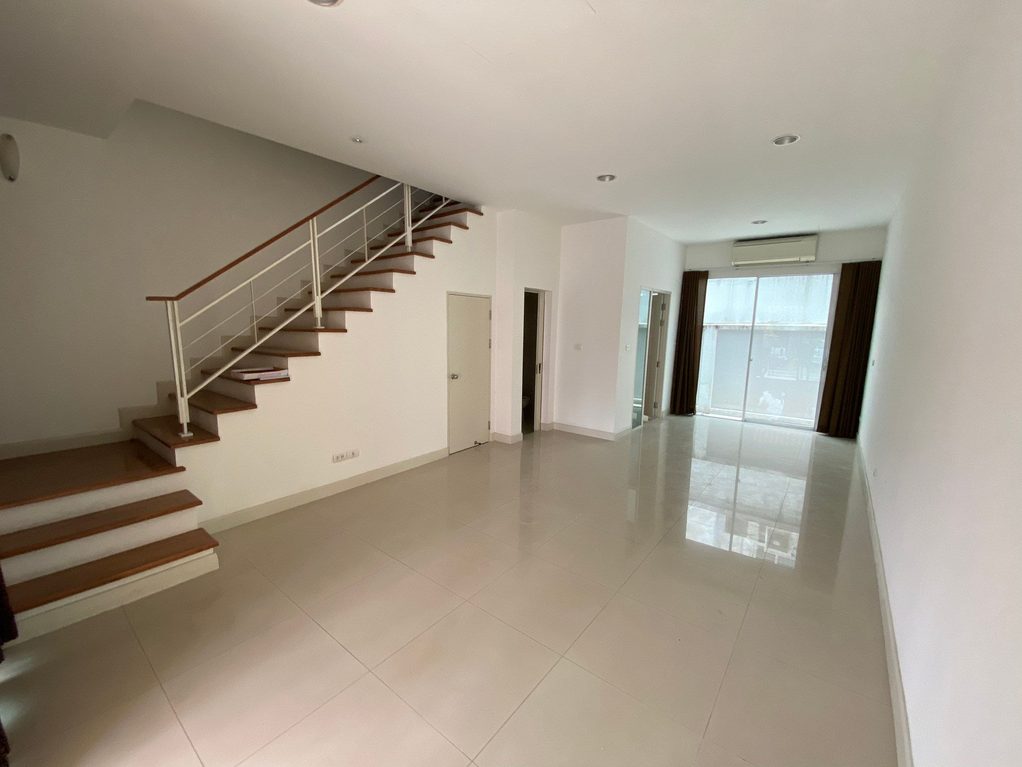 ขาย-เช่า ทาวน์โฮม3ชั้น บ้านกลางเมือง สาทร-ตากสิน2 ใกล้สถานีรถไฟฟ้า วุฒากาศ แถม!! เเอร์ 4 เครื่อง