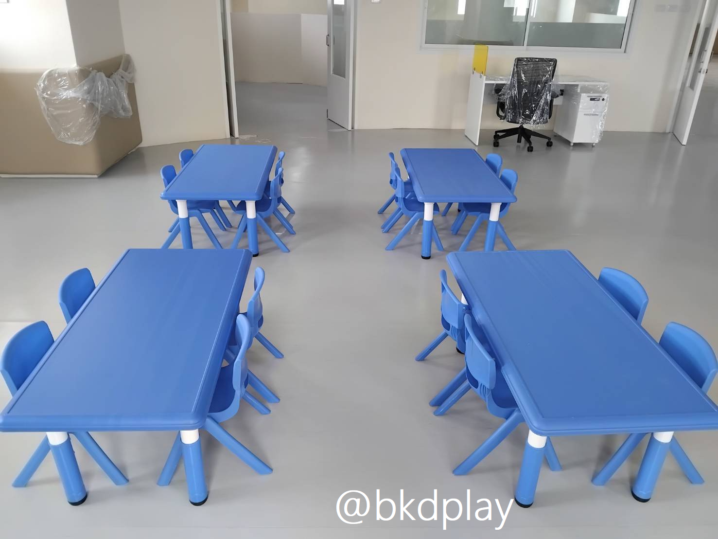 ชุดโต๊ะประถมพร้อมเก้าอี้ 4 ตัว โต๊ะสี่เหลี่ยมผืนผ้าขาพลาสติก พร้อมส่ง โต๊ะนักเรียน โต๊ะเขียนหนังสือ โต๊ะทานข้าว โต๊ะกิจกรรมพร้อมเก้าอี้เด็ก โต๊ะพลาสติก