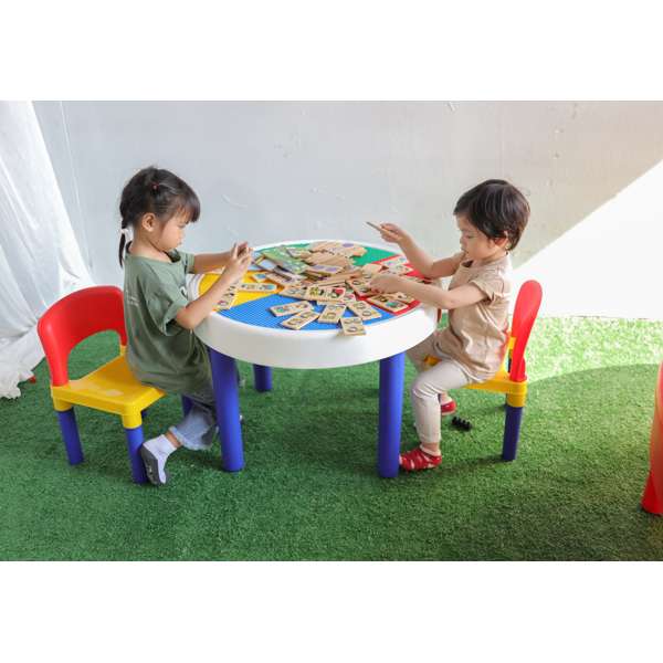 โต๊ะเล่นบล็อกสีสัน พร้อมเก้าอี้ 2 ตัว สำหรับเด็ก อนุบาล โรงเรียน เนอสเซอรี่ ศูนย์พัฒนาเด็กเล็ก ขนาดโต๊ะ เส้นผ่าศูนย์กลาง 50.8 x 69.5 ซม. ขนาดเก้าอี้ 30.5 x 28 x 45.7 ซม.