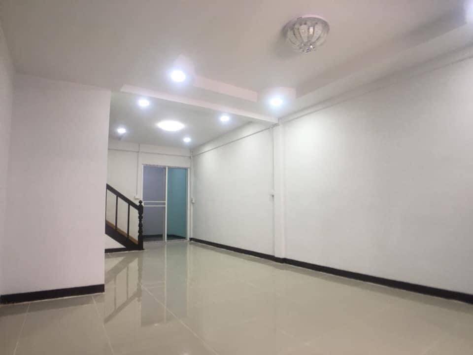 ทาวน์เฮ้าส์16ตรว.สวย รีโนเวทใหม่ พร้อมเข้าอยู่ อาคาร 2ชั้น ขนาด 16ตรว. ซอยเพชรเกษม62/4 ติดสถานีรถไฟฟ้าตลาดบางแค