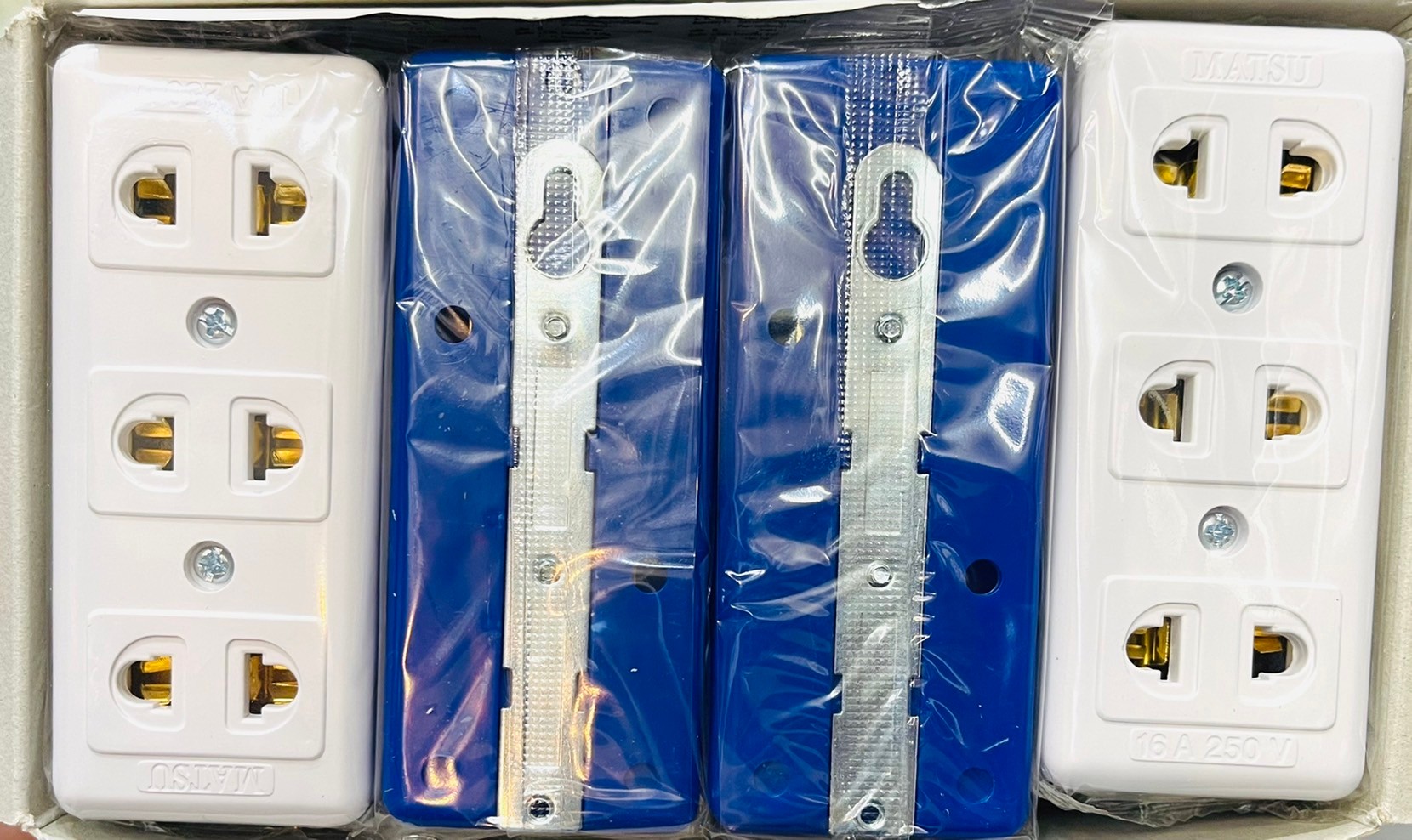 ปลั๊ก/เต้ารับ 3 ที่ ทูโทน ยี่ห้อ Matsu