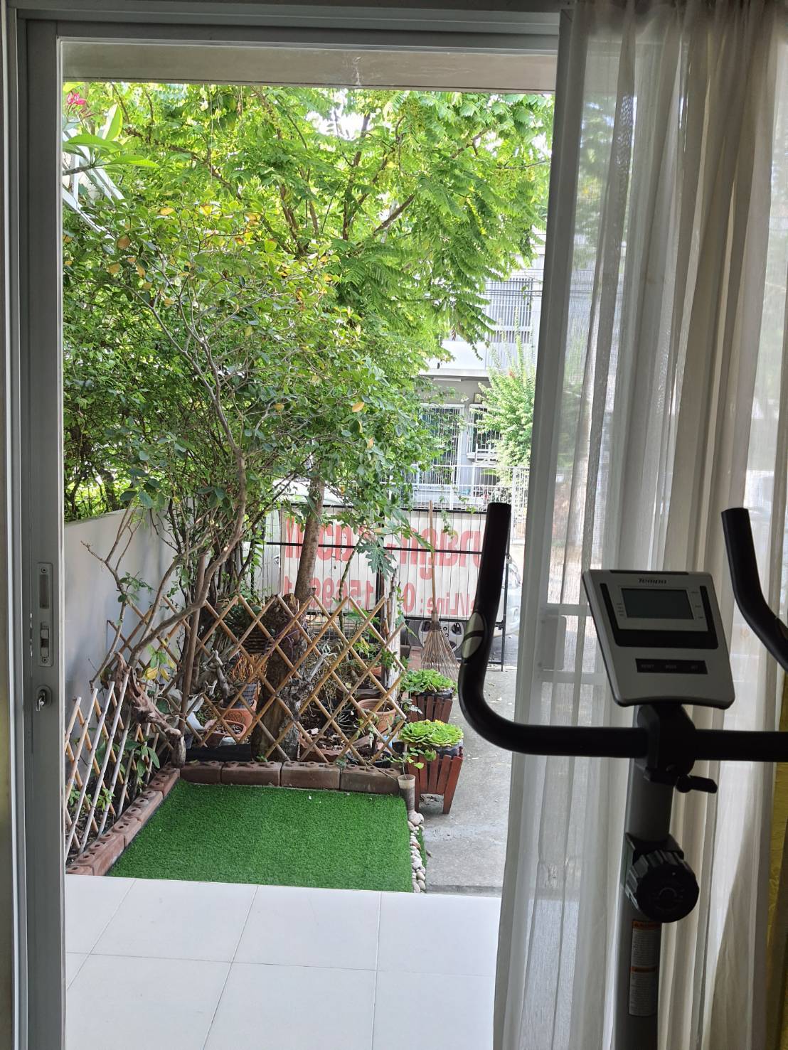 ขายทาวน์เฮ้าส์ อินดี้ 1 ถนนประชาอุทิศ ซอย 90 ทาวน์เฮ้าส์ 2 ชั้น 18.10 ตรว. 2 ห้องนอน 3 ห้องน้ำ มีห้องน้ำในตัวทุกห้อง บ้านสภาพใหม่ พร้อมเฟอร์นิเจอร์