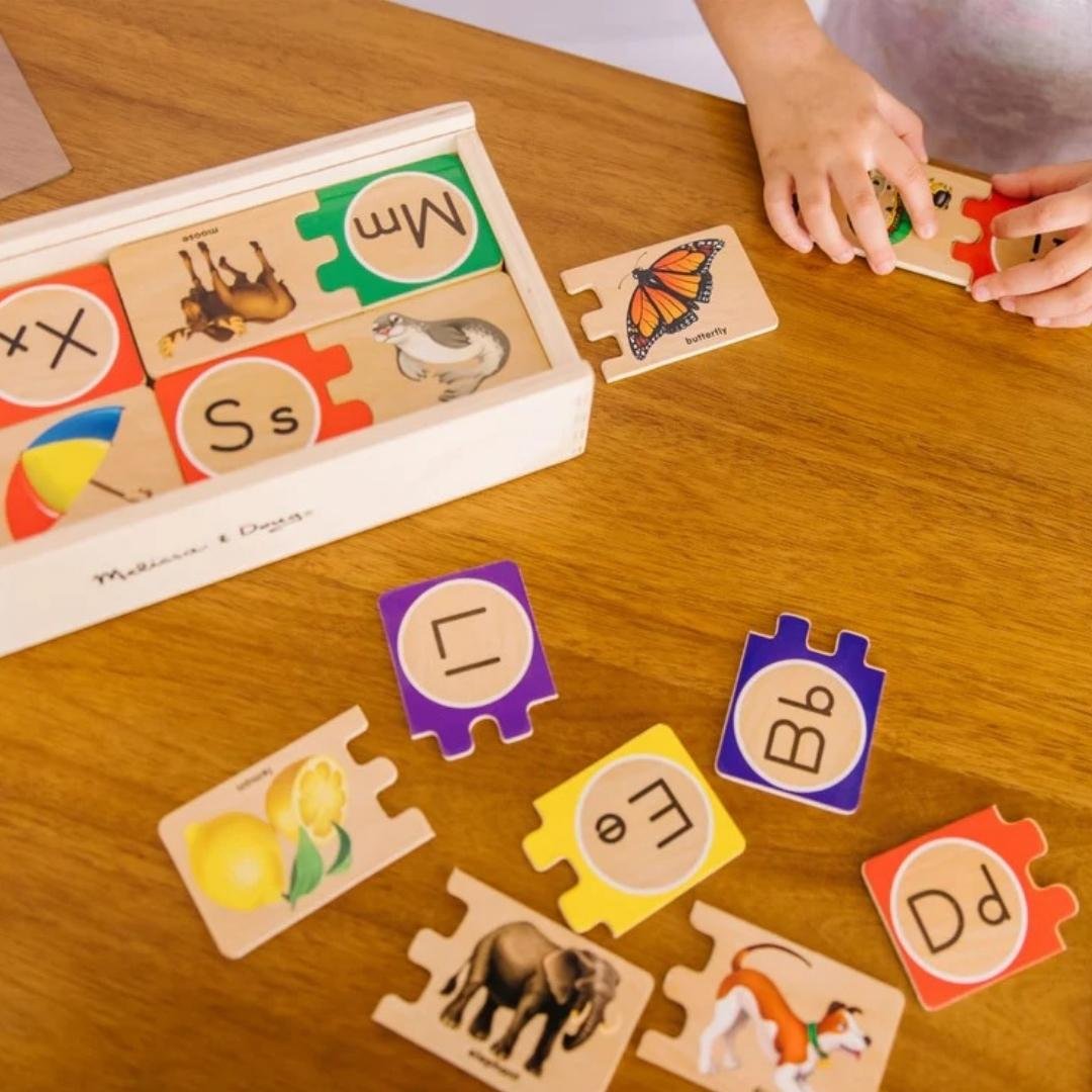 พัซเซิลจับคู่ตัวอักษร เรียนรู้ตัวอักษร A-Z และอักษรเล็ก พร้อมคำศัพท์ โดยสอนด้วยรูปภาพ a-z Self-Correcting Alphabet Puzzle Melissa&Doug, ของเล่นเสริมพัฒนาการ, ของเล่น