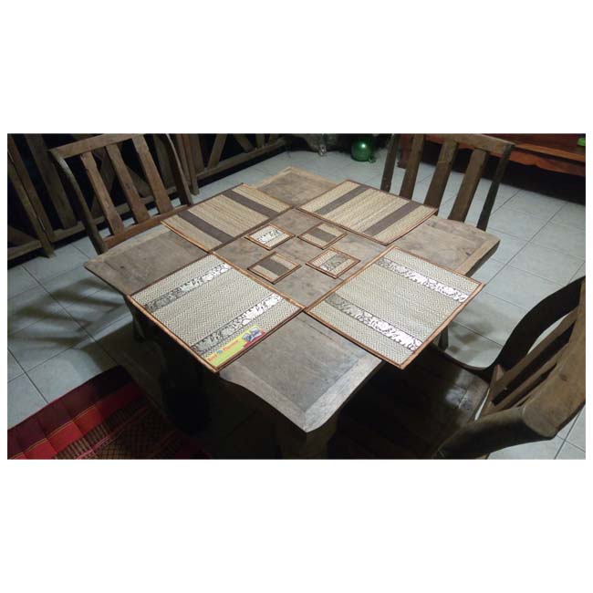 ที่รองจานเสื่อกก พร้อม แผ่นรองแก้วน้ำ ชุด 6 ที่นั่ง ขนาด 27 x 36 ซม. วางบนโต๊ะเพียง 4 ที่นั่ง สีน้ำตาลทอง