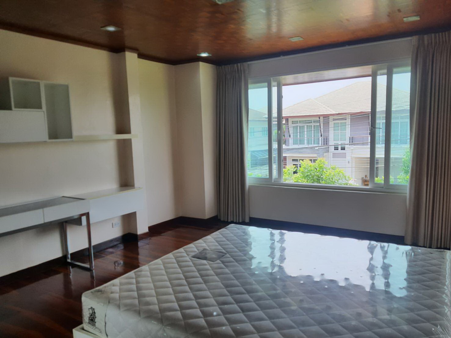 บ้านเดี่ยว 2 ชั้น 100 ตร.ว. 340 ตารางเมตร . หมู่บ้านเดอะรอยัล กรีนพาร์ค เพชรเกษม-กาญจนาภิเษก ห่างถนนเพียง 150 เมตร