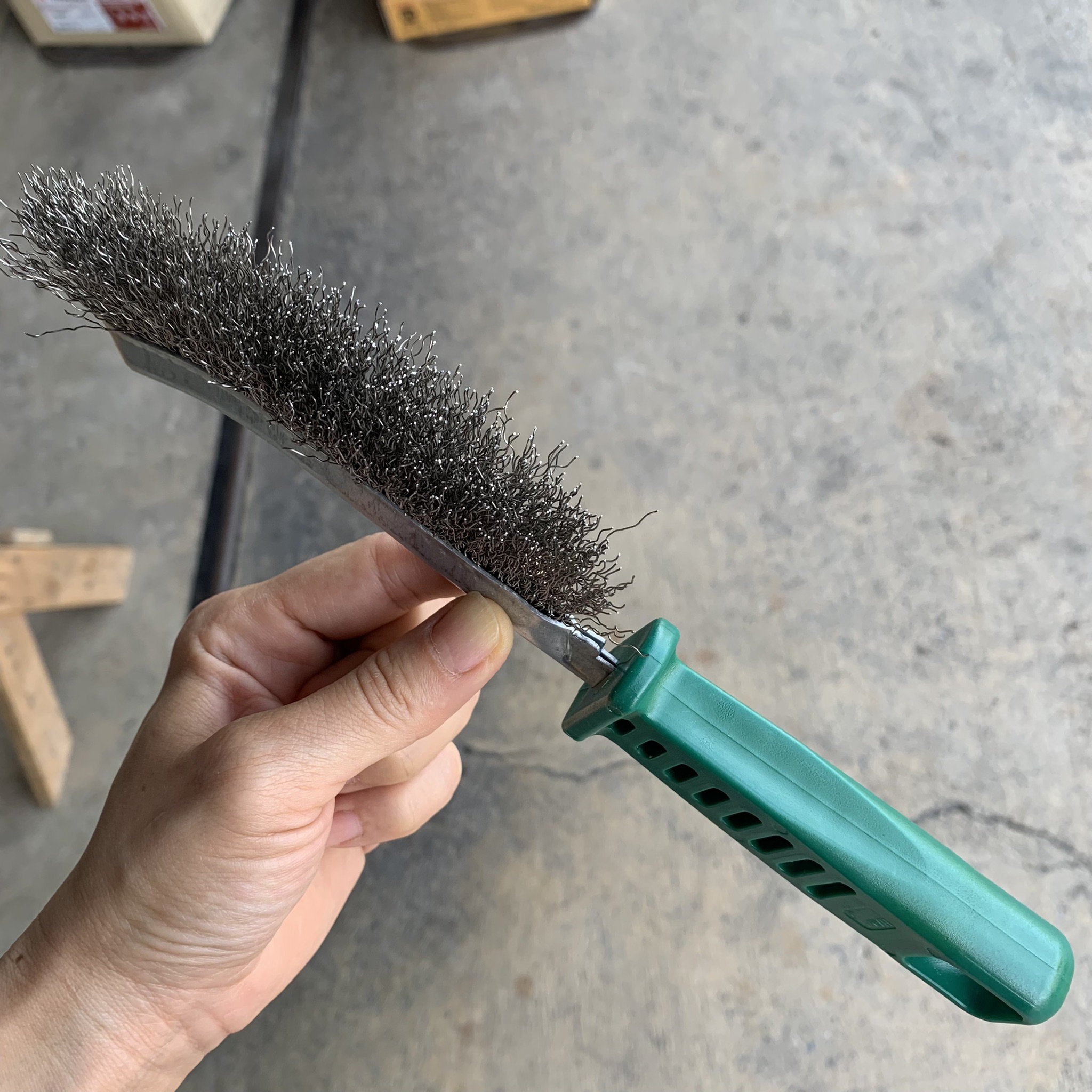 แปรงลวดสเตนเลสด้ามเขียว