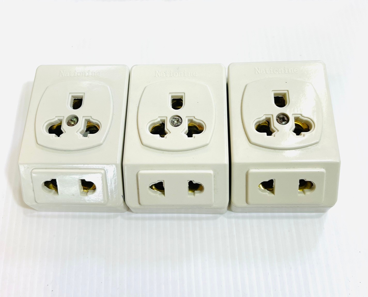 ปลั๊กกราวเดี่ยว+2 ปลั๊ก ทรงสี่เหลี่ยม ทองเหลือง