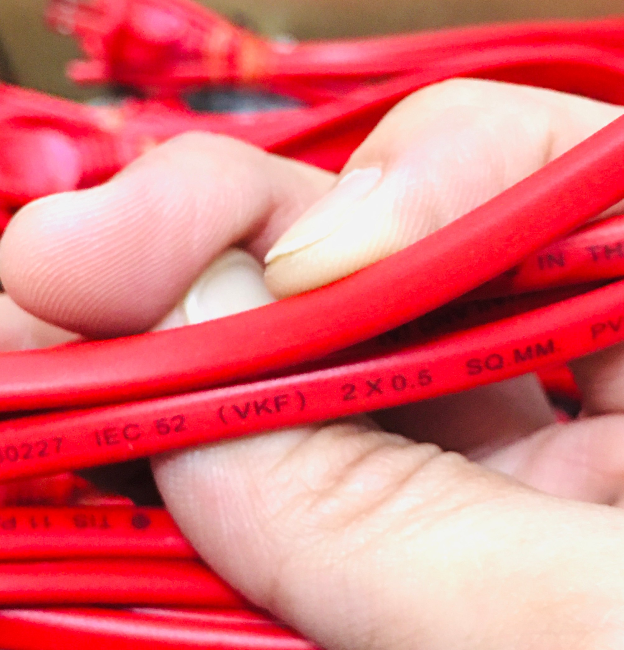 สายหล่อปลั๊ก สายไฟ VKF 2 * 0.5 SQ.MM PVC 300V สีแดง ยาว 2 ม