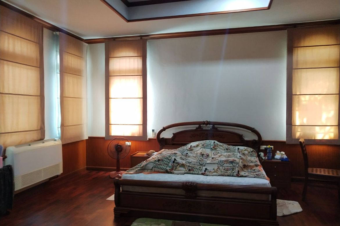 นาราสิริ สาทร-วงแหวน 129.2 ตร.ว. บ้านเดี่ยวหรูสไตล์อิตาเลียนจาก แสนสิริ บนทำเลศักยภาพ ริมถนนกาญจนาภิเษก เยื้องโรงเรียนเลิศหล้ากาญจนาภิเษก พื้นที่ใช้สอย : 320 ตร.ม. ห้องนอน : 4 ห้องน้ำ : 4 . ราคา : 14.5 ล้านบาท .