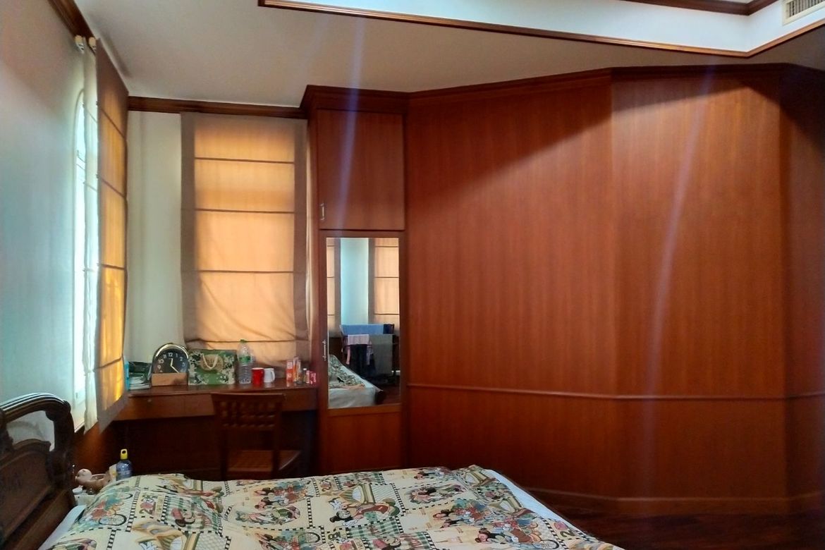 นาราสิริ สาทร-วงแหวน 129.2 ตร.ว. บ้านเดี่ยวหรูสไตล์อิตาเลียนจาก แสนสิริ บนทำเลศักยภาพ ริมถนนกาญจนาภิเษก เยื้องโรงเรียนเลิศหล้ากาญจนาภิเษก พื้นที่ใช้สอย : 320 ตร.ม. ห้องนอน : 4 ห้องน้ำ : 4 . ราคา : 14.5 ล้านบาท .