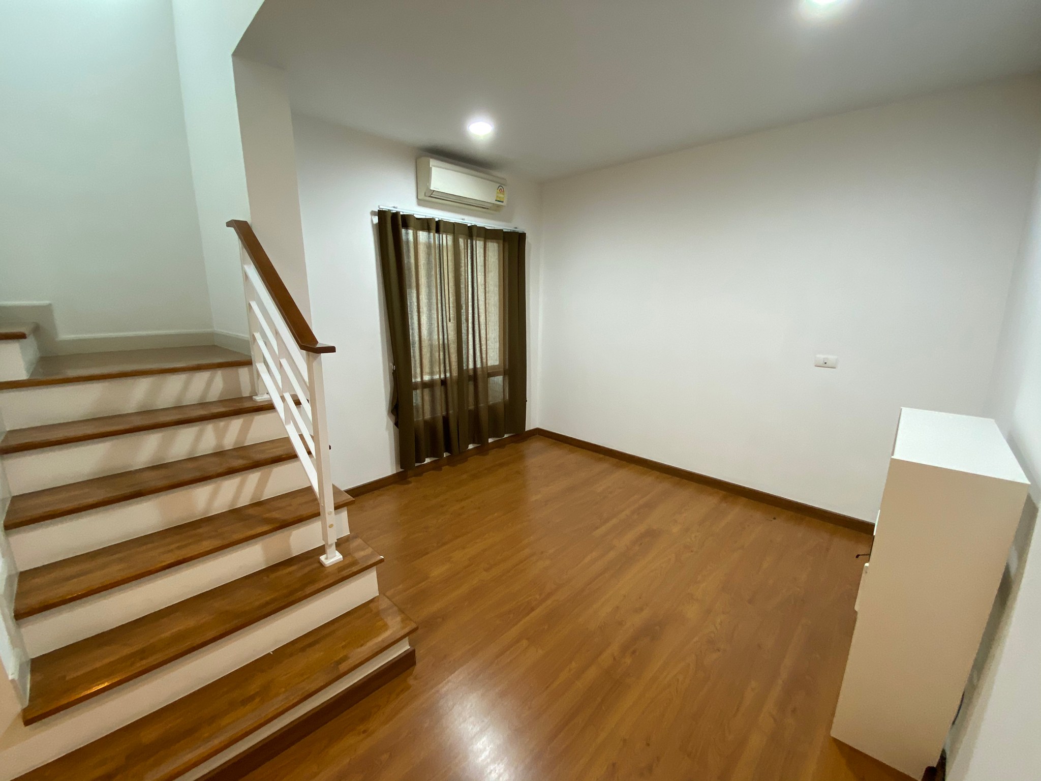 ขาย-เช่า ทาวน์โฮม3ชั้น บ้านกลางเมือง สาทร-ตากสิน2 ใกล้สถานีรถไฟฟ้า วุฒากาศ แถม!! เเอร์ 4 เครื่อง