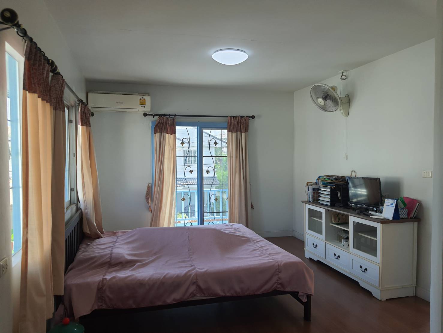 ขายบ้านเดี่ยว 2 ชั้น ม.พฤกษ์ลดา-พุทธสาคร (สาย4 ตัดใหม่) เจ้าของโครงการ : แลนด์แอนด์เฮ้าส์ - เนื้อที่ 56 ตร.ว. - พื้นที่ใช้สอย 145 ตร.ม. - ขนาด 3 ห้องนอน 2 ห้องน้ำ