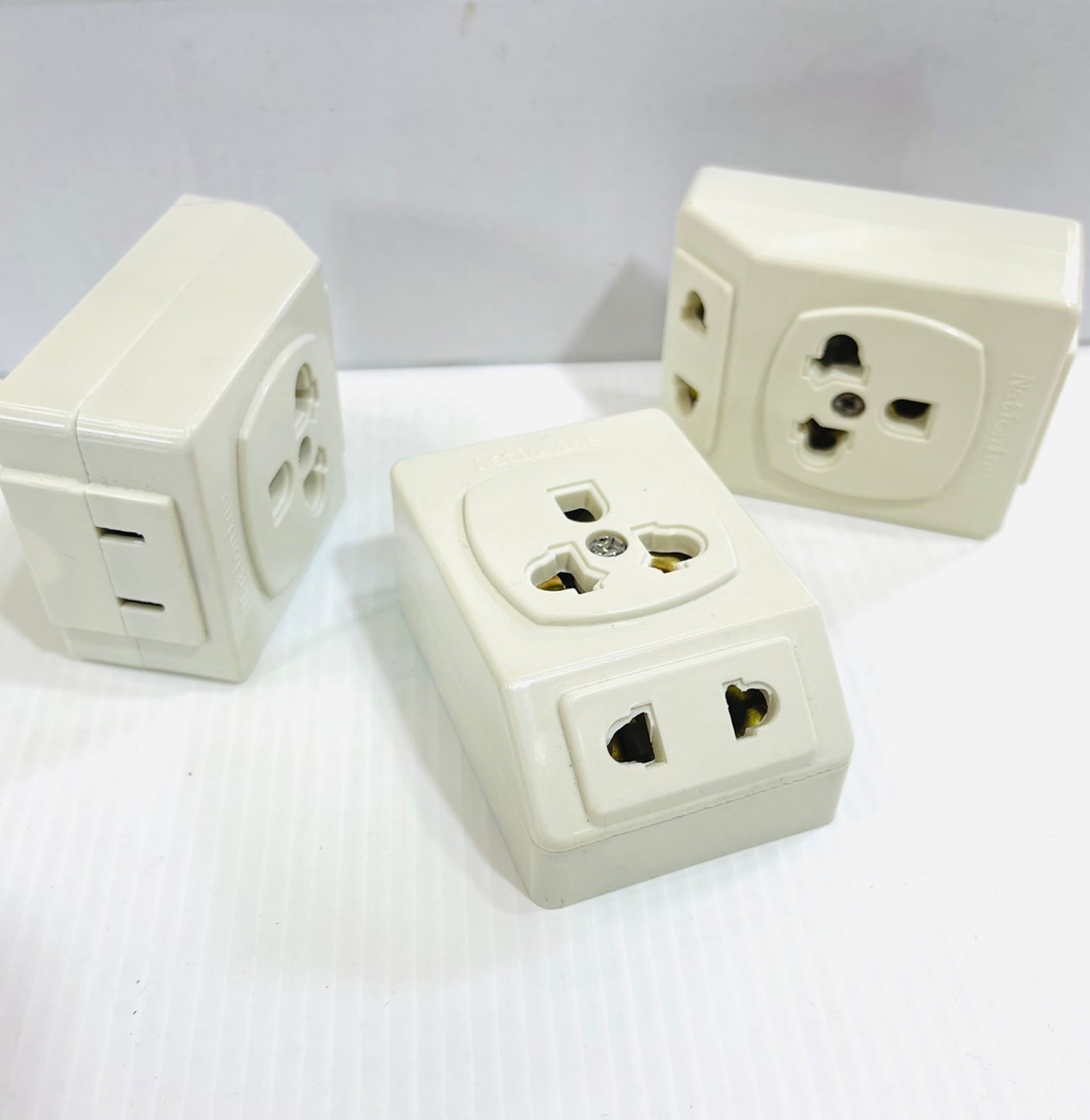 ปลั๊กกราวเดี่ยว+2 ปลั๊ก ทรงสี่เหลี่ยม ทองเหลือง