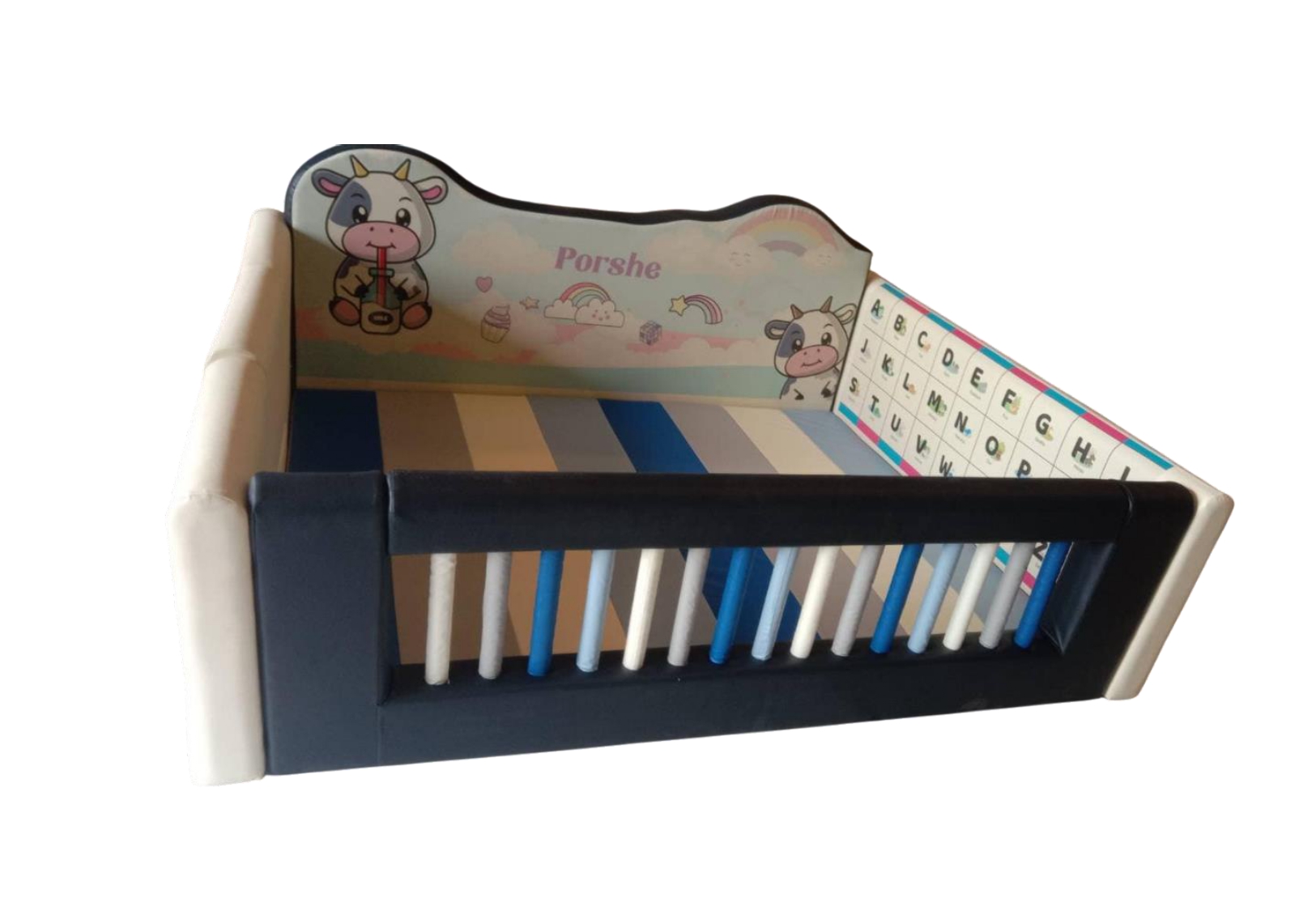 คอกกั้นเด็กมีประตู ลายน้องวัวน่ารัก พร้อมตัวอักษร, คอกกั้นเด็ก,เตียงเด็ก,เบาะหนังนุ่มนิ่ม softplay, indoor playground kidszone ,สวนสนุกในร่ม ,รับสั่งทำบ่อบอล เตียงเด็กตามขนาด ขนาด 5-6x6.5 ฟุต