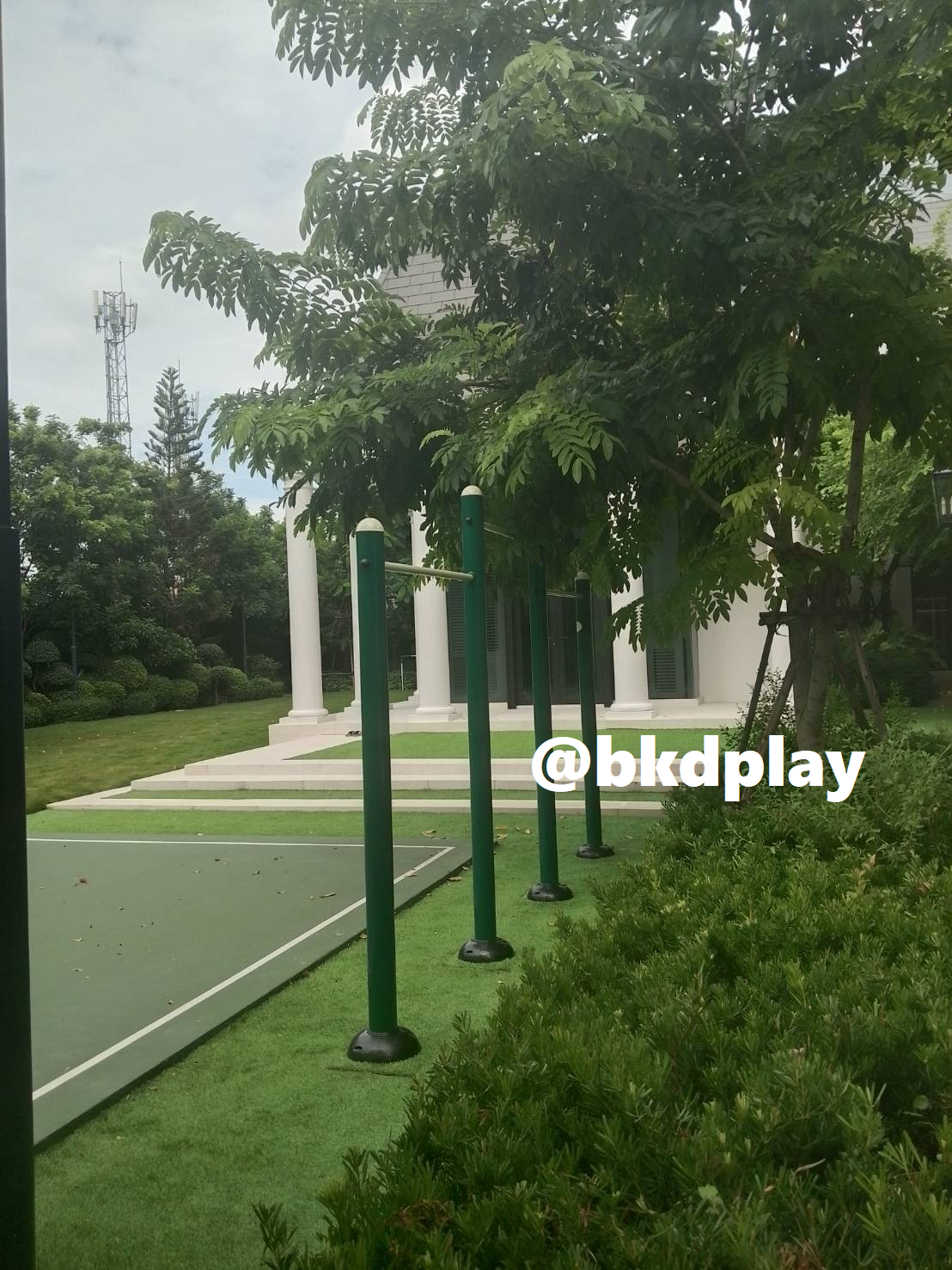 เครื่องออกกำลังกายกลางแจ้ง ชุดบาร์โหนต่างระดับ3 ระดับ ลานกีฬา อเนกประสงค์ สนามกีฬา งานนำเข้าสำเร็จรูป พร้อมส่ง เป็นสีตามแบบเท่านั้น ขนาด 12 x320 x 220 ซม.