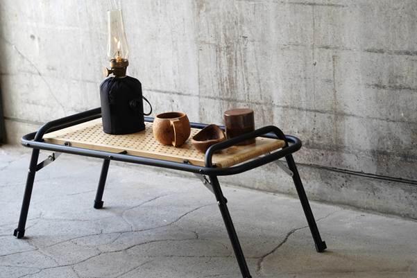 A table with a lamp and objects on it

AI-generated content may be incorrect.