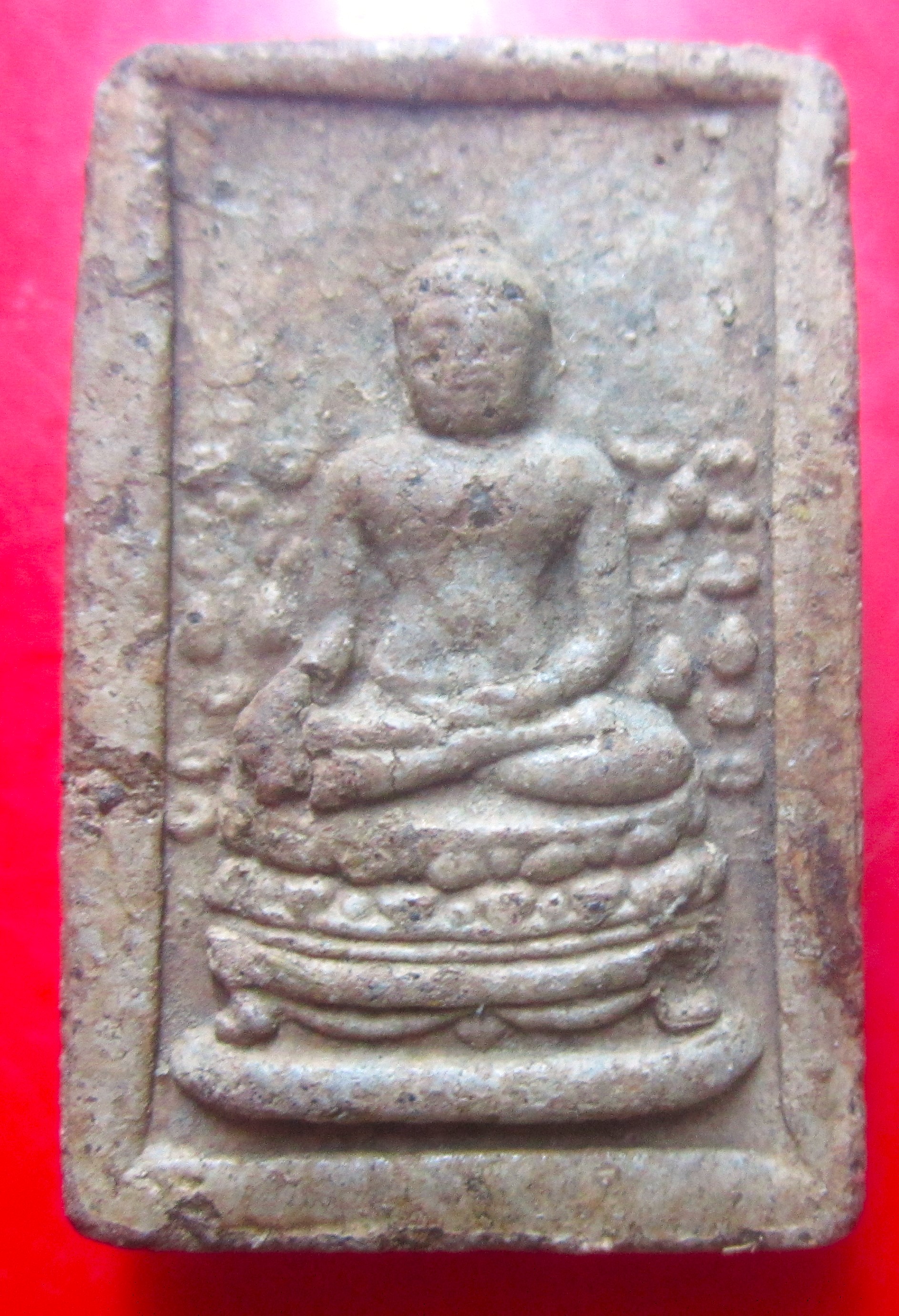 พระผงพระพุทธ หลังรูปเหมือน หลวงพ่อเอีย วัดบ้านด่าน จ.ปราจีนบุรี ไม่มีข้อมูลครับผมองค์นี้