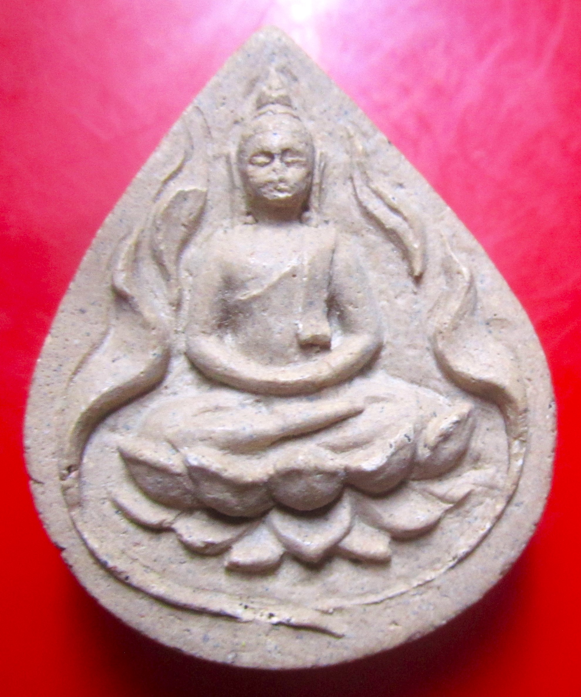 พระผงพระกลีบบัว หลัง ฝังเม็ดพุทธคุณ ไม่ทราบที่