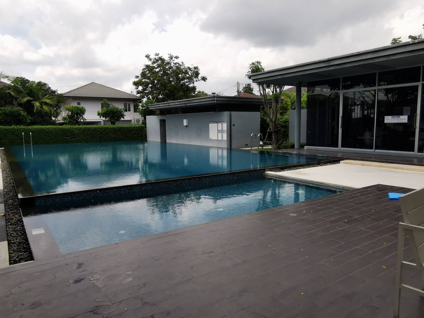 บ้านเดี่ยว 2 ชั้น ม.ชัยพฤกษ์ ปิ่นเกล้า-สาย 5 เนื้อที่ 50.3 ตร.ว. พื้นที่ใช้สอย 136 ตร.ม. ขนาด 3 ห้องนอน 2 ห้องน้ำ แอร์ 4 เครื่อง