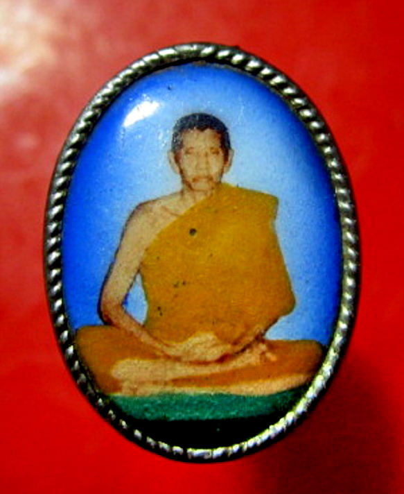 ล๊อกเก็ต หลวงพ่อนั้งเต็มองค์ ฉากสีฟ้า หลัง ยันต์พระเจ้าห้าพระองค์ พระแท้ไม่ทราบที่