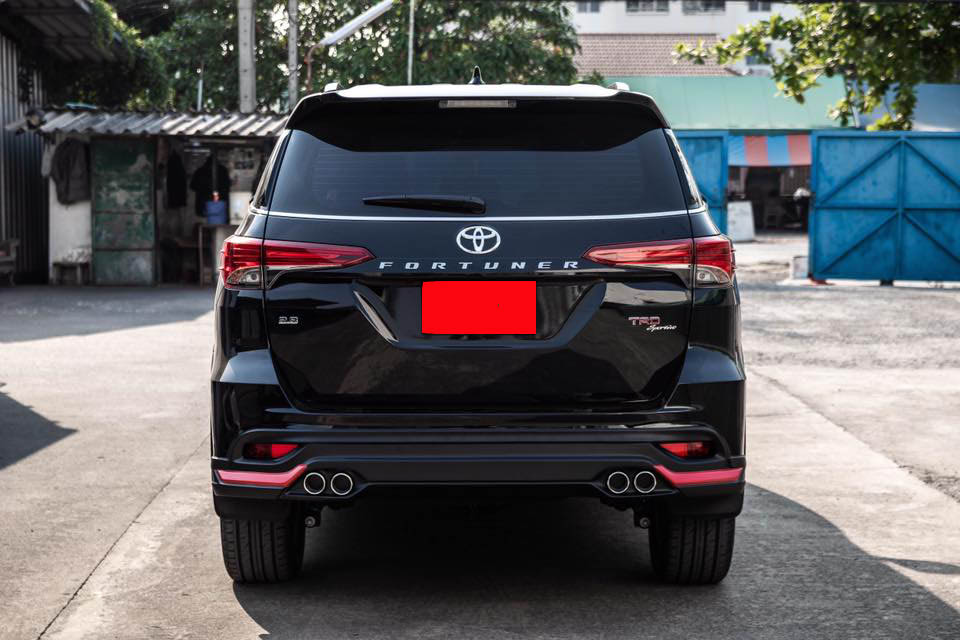9Den&FD-2RS(ตัดสีแดง)/FD-2XS(ตัดสีเทา) VS Toyota All New Fortuner(TRD Sportivo 2 (MY2018)'2019-On) [เติมเต็มสปอร์ตของTRDคุณล้ำด้วยชุดแต่งรุ่นนี้]