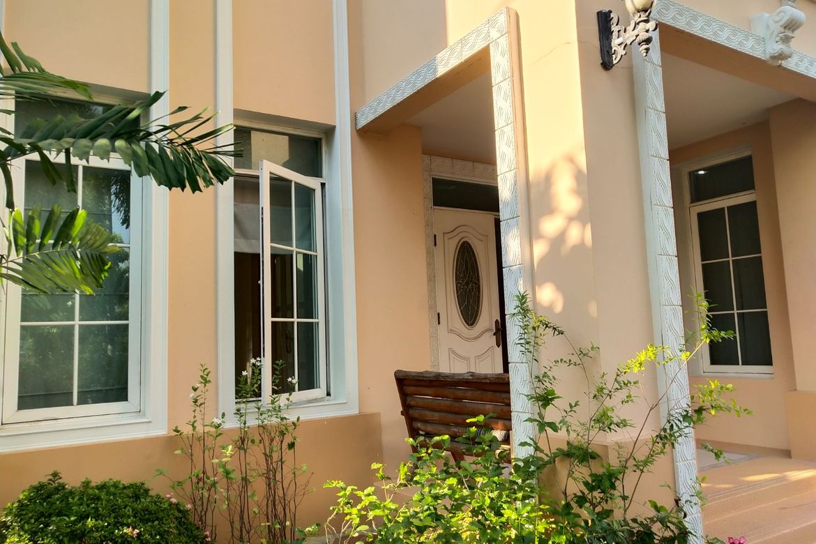 นาราสิริ สาทร-วงแหวน 129.2 ตร.ว. บ้านเดี่ยวหรูสไตล์อิตาเลียนจาก แสนสิริ บนทำเลศักยภาพ ริมถนนกาญจนาภิเษก เยื้องโรงเรียนเลิศหล้ากาญจนาภิเษก พื้นที่ใช้สอย : 320 ตร.ม. ห้องนอน : 4 ห้องน้ำ : 4 . ราคา : 14.5 ล้านบาท .