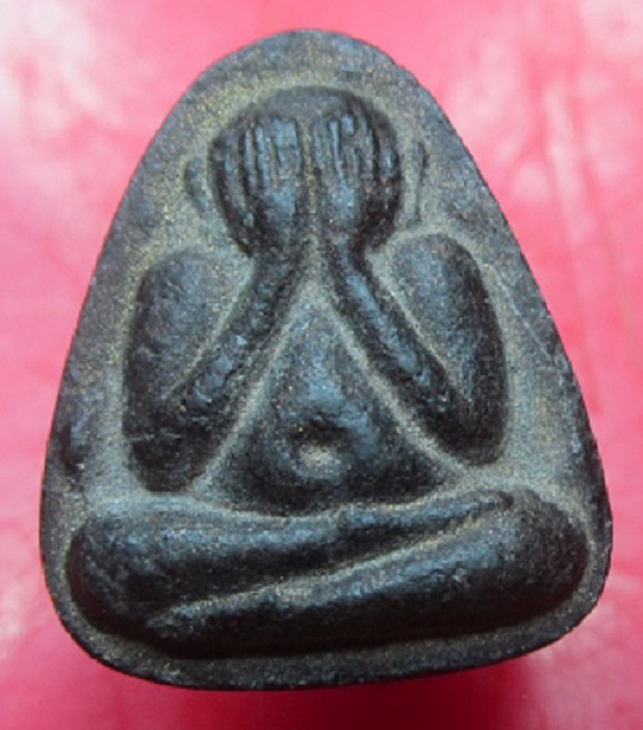 พระปิดตาเนื้อผงคลุกรัก ไม่ทราบที่