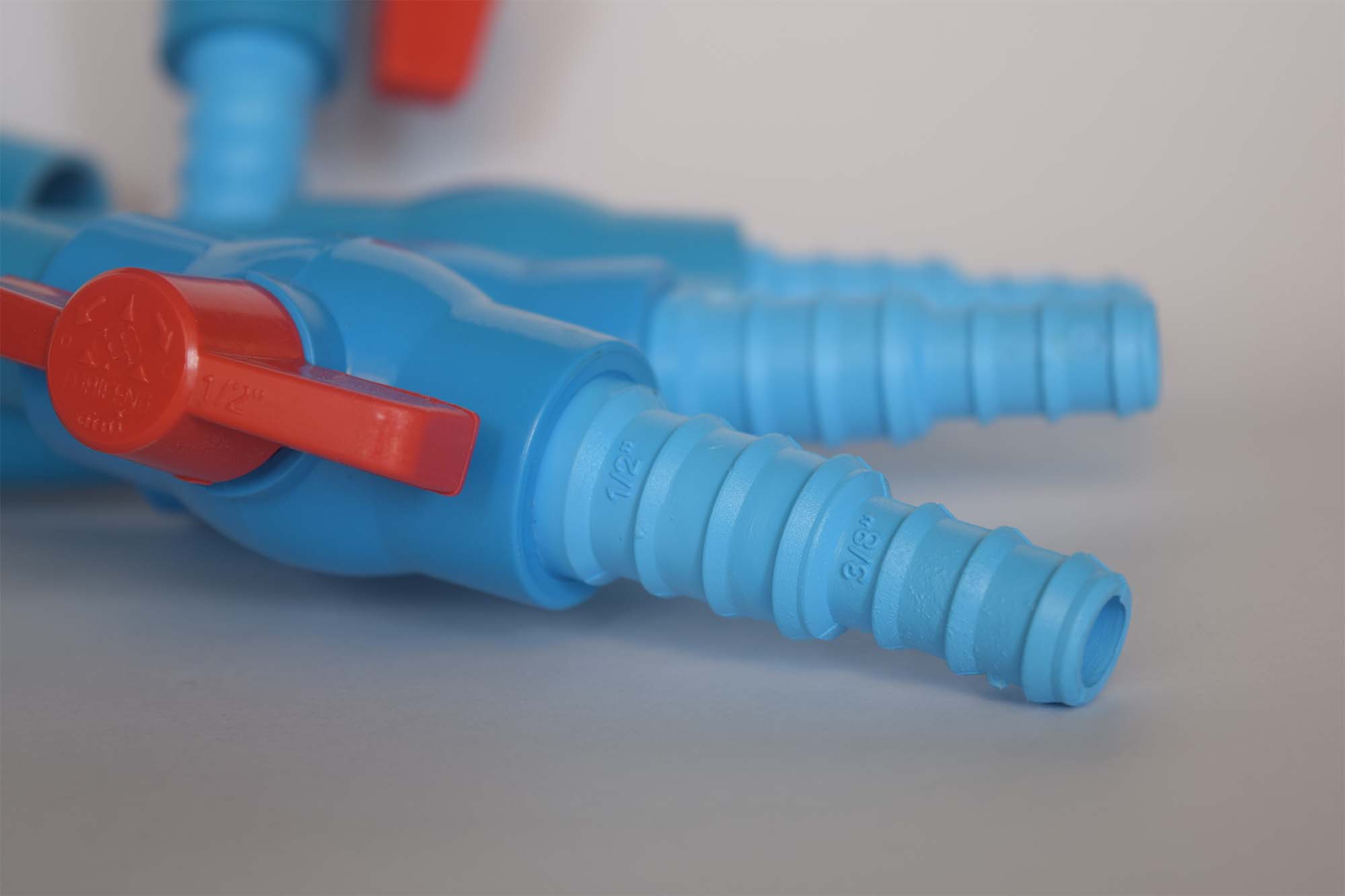 ตะขอเติมน้ำตู้ปลากุ้ง เกี่ยวกับขอบตู้ไม่ให้สายเลื่อนหลุด ประหยัดเวลา ประหยัดคน สะดวกสะบายขึ้น