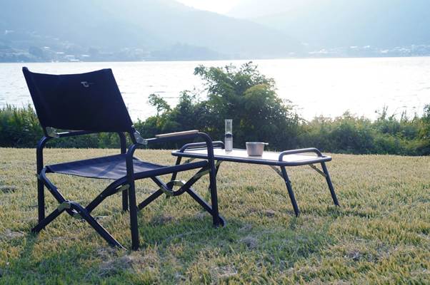 A chair and table on grass

AI-generated content may be incorrect.