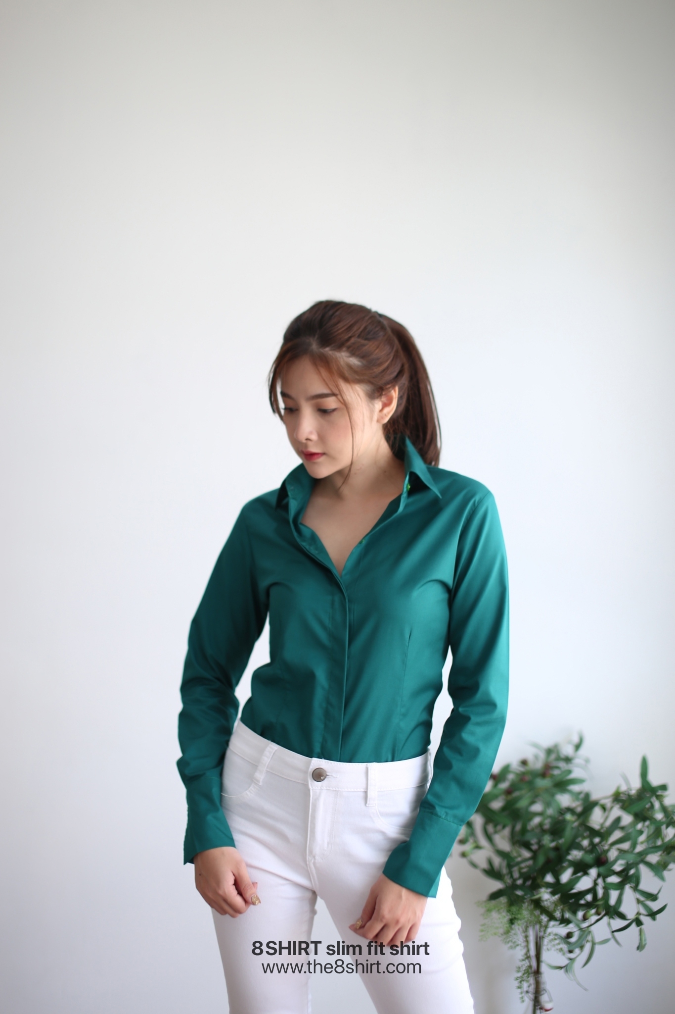 เสื้อเชิ้ตผู้หญิง สีเขียวมรกต (Emerald green) สลิมฟิต เข้ารูป แขนยาว เสื้อเชิ้ตทำงาน เสื้อยูนิฟอร์ม แบรนด์ 8SHIRT slim fit shirt พร้อมส่ง